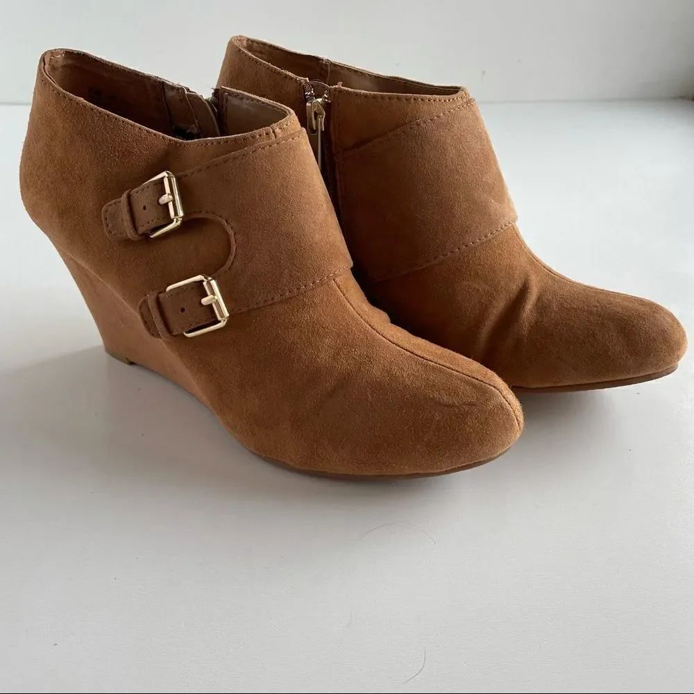 Ann Klein 9.5 Real Leather Brown Beige Suede Wedge Buckle ankle Boots Booties